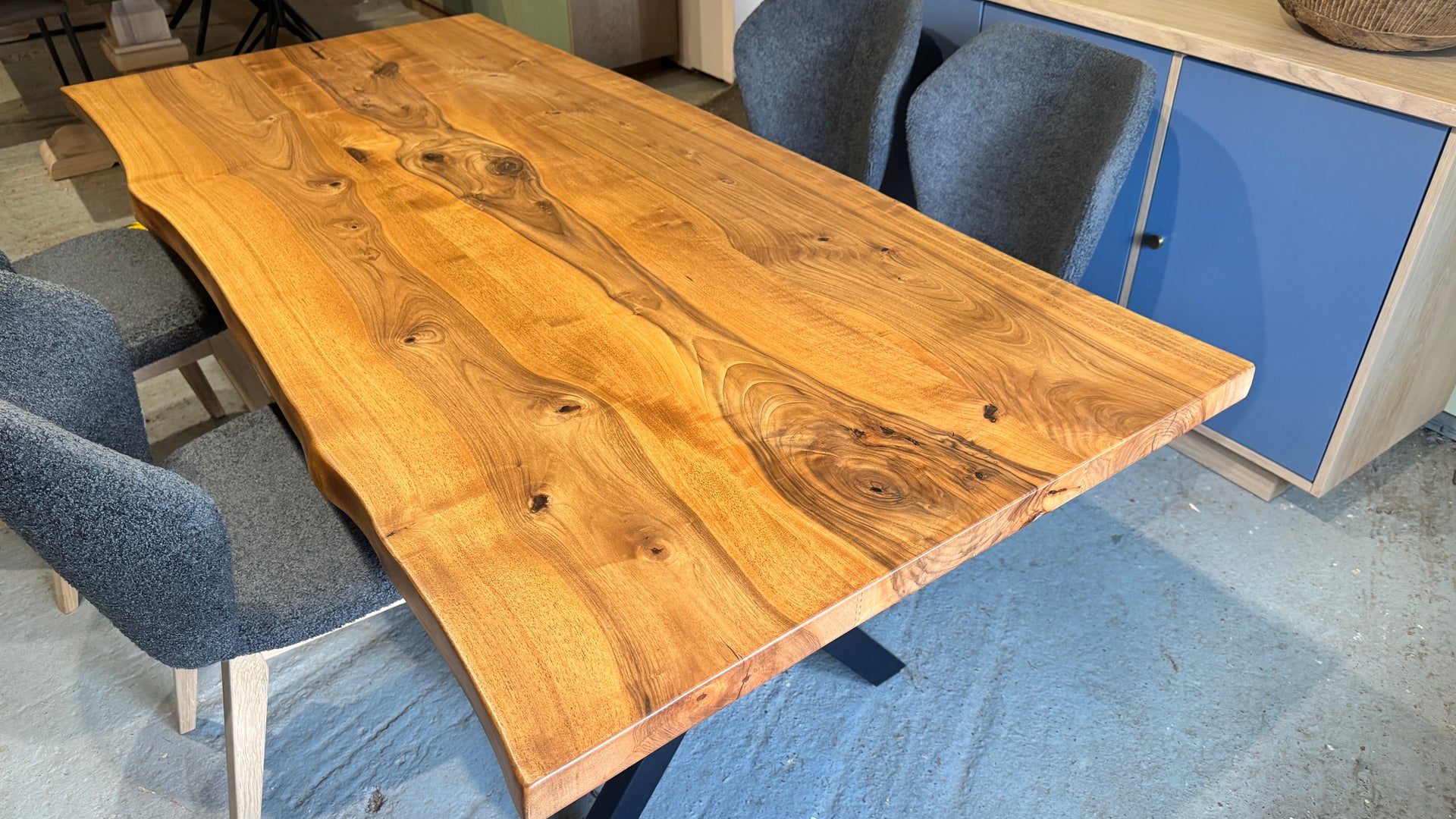 The Walnut Pin Base: 186 x 85 cm