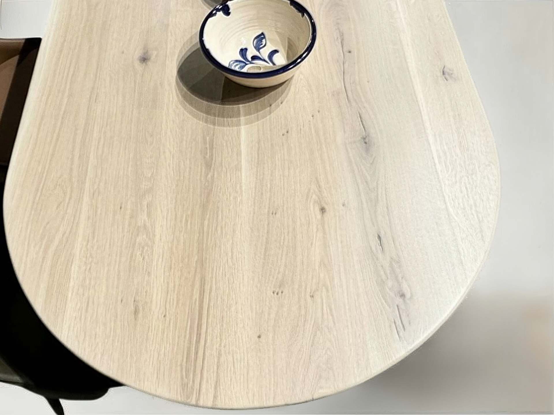 The Oval Metal Spider: 183 x 101 cm