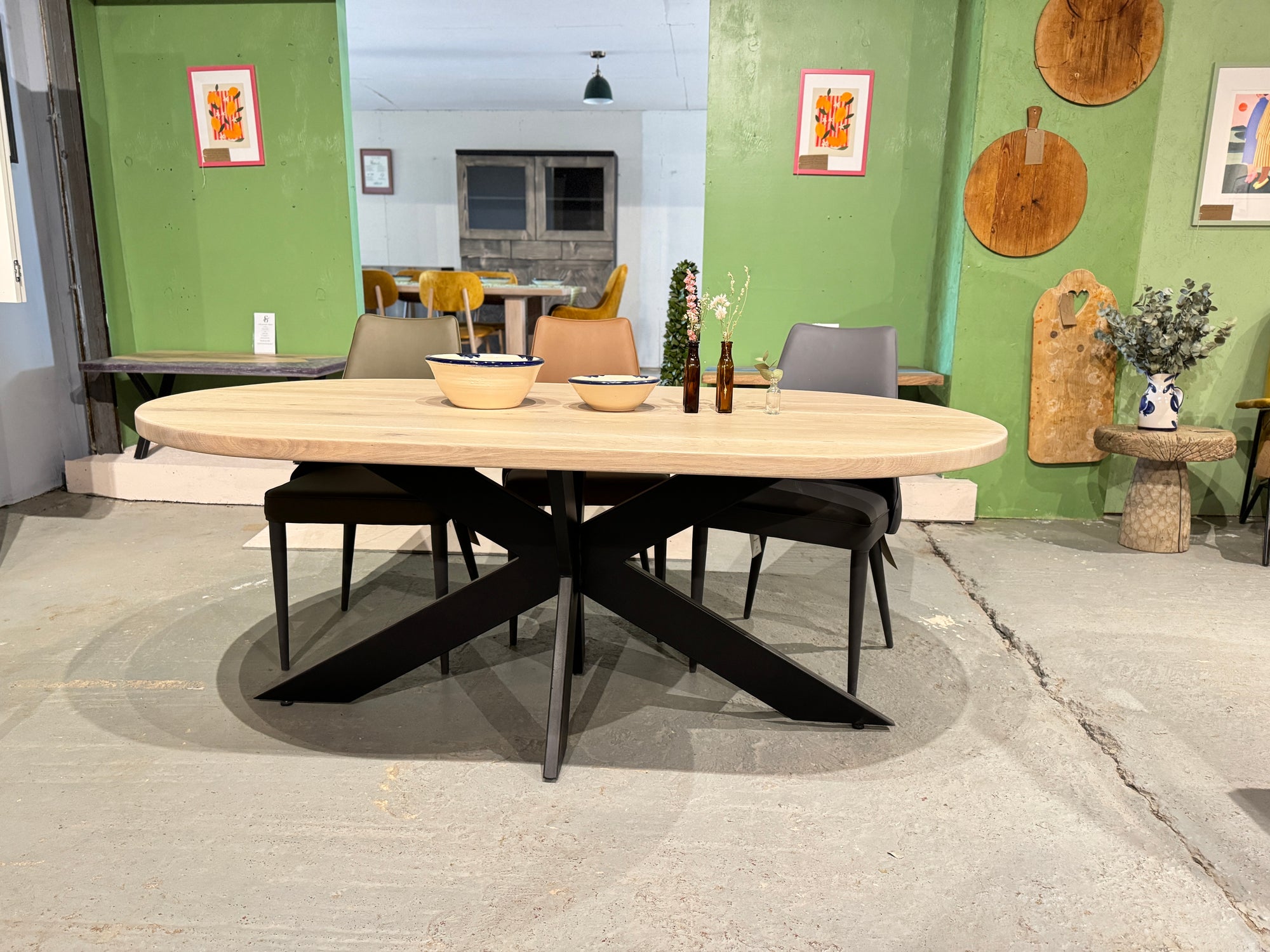 The Oval Metal Spider: 183 x 101 cm