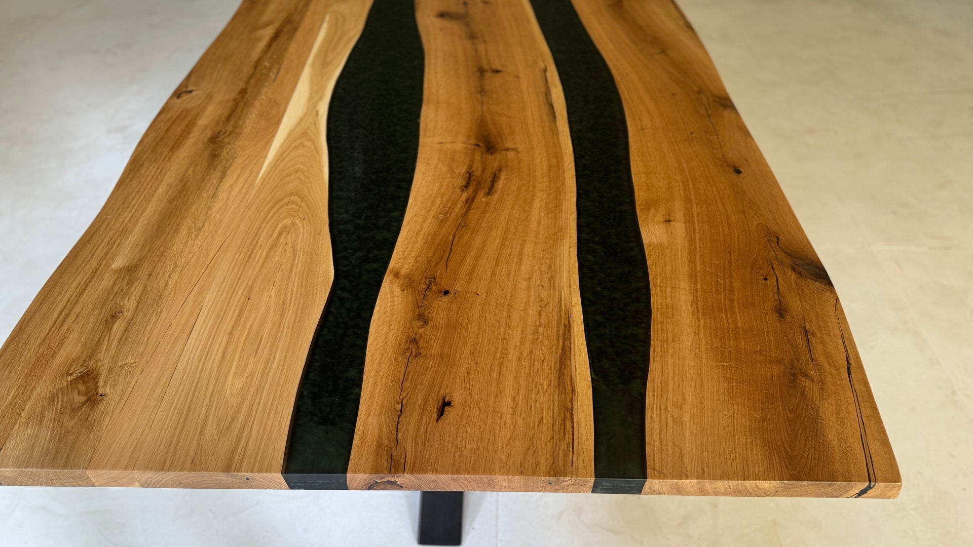 The Oak River Metal Spider 10 Seater Table