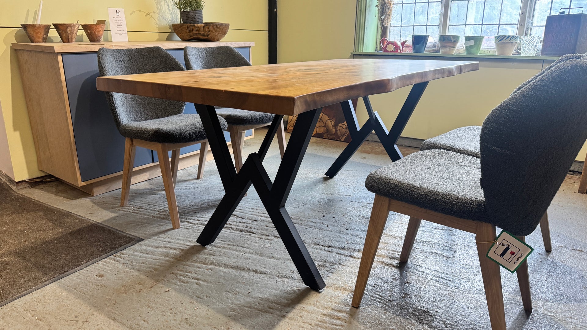 The Walnut Pin Base: 6 Seater