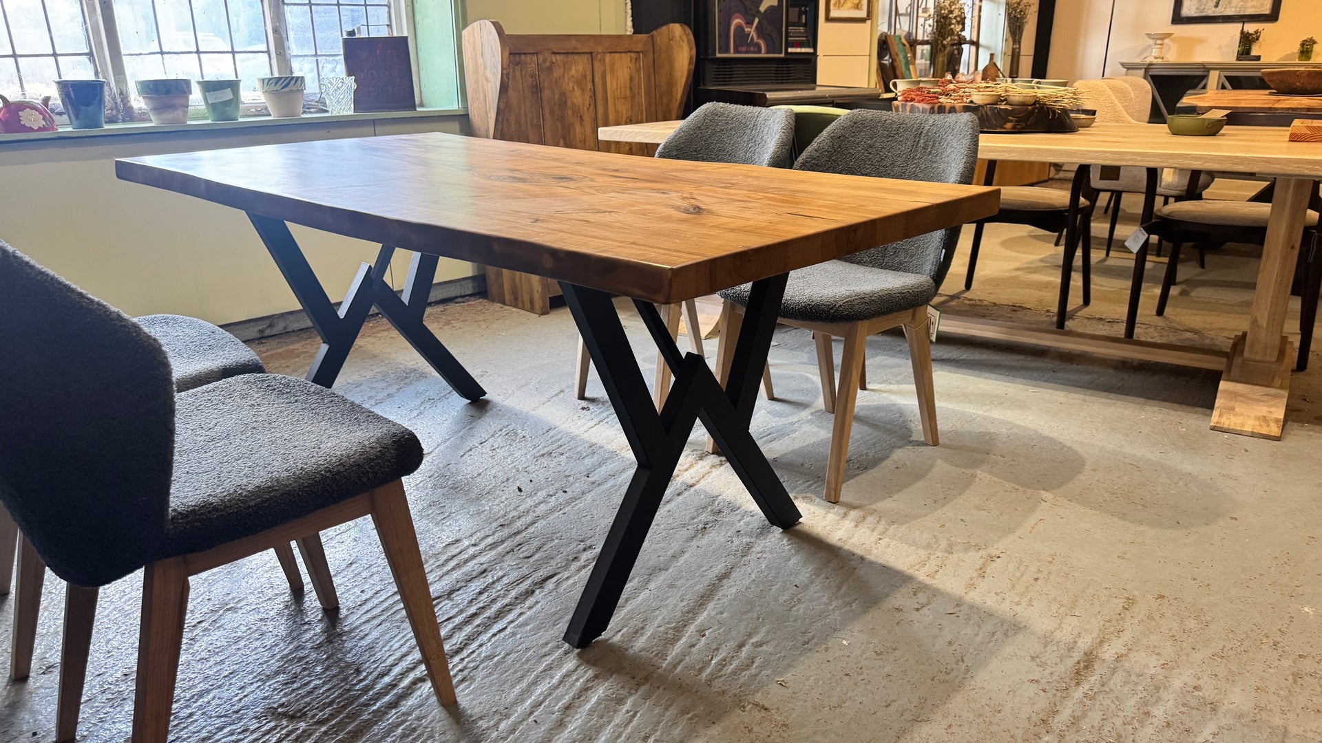 The Walnut Pin Base: 6 Seater