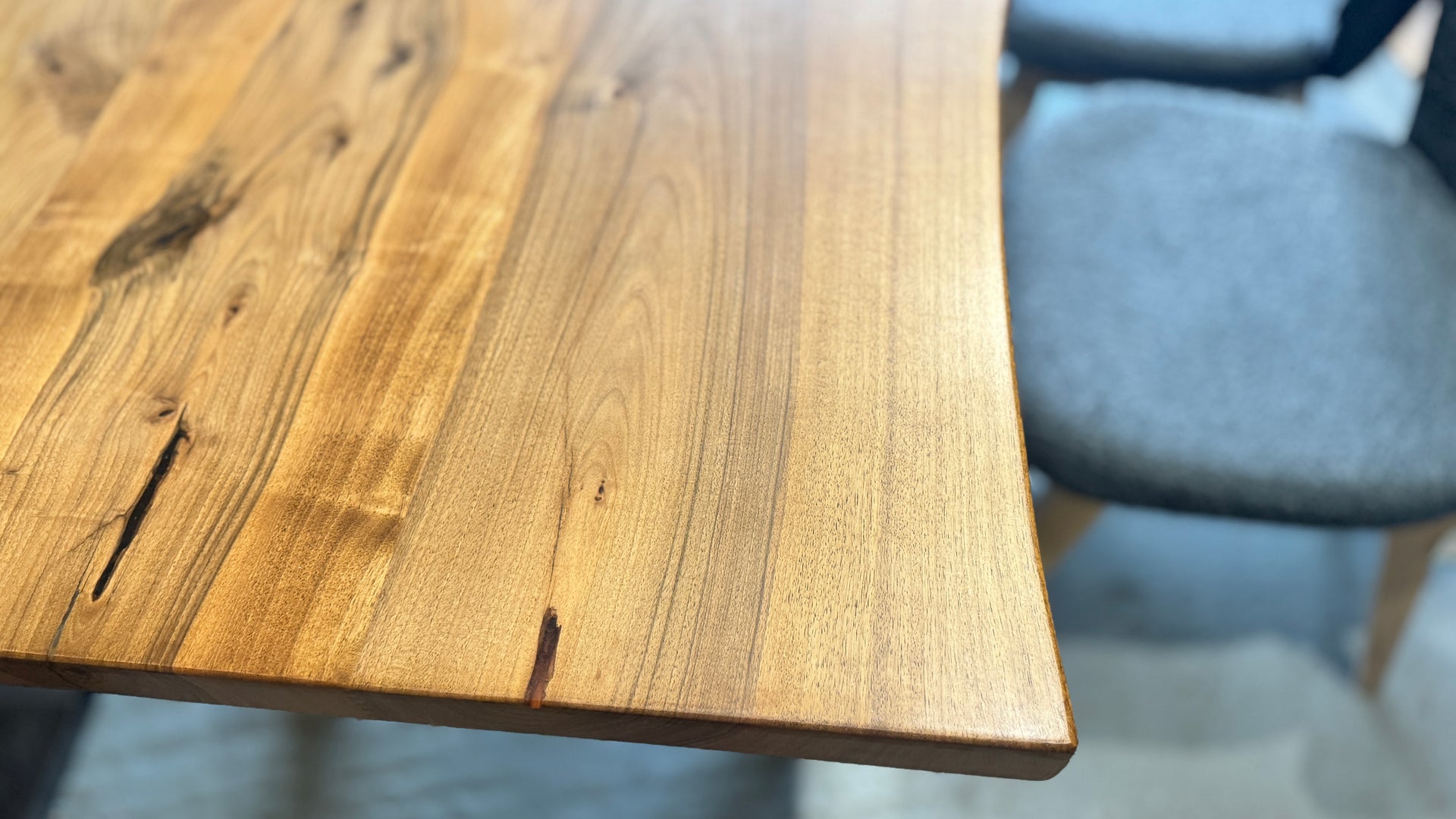 The Walnut Pin Base: 6 Seater