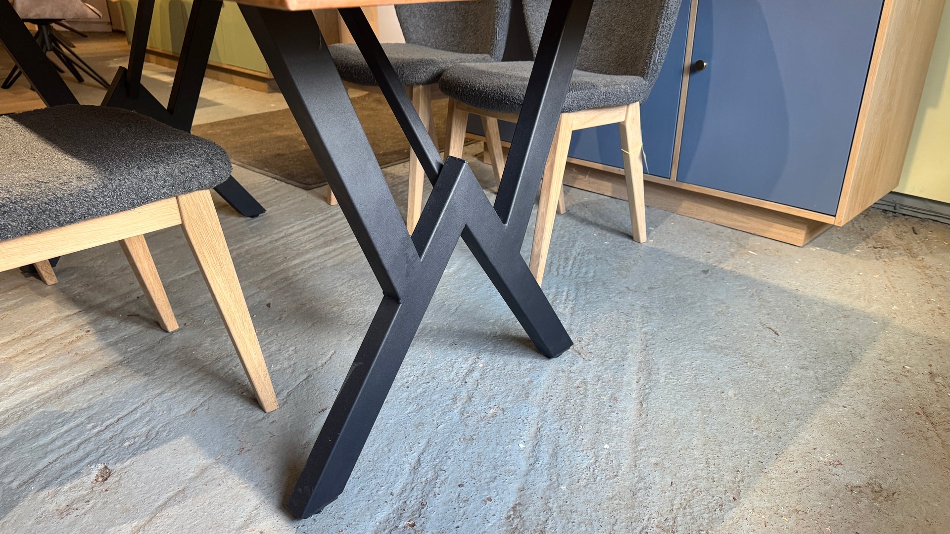 The Walnut Pin Base: 6 Seater