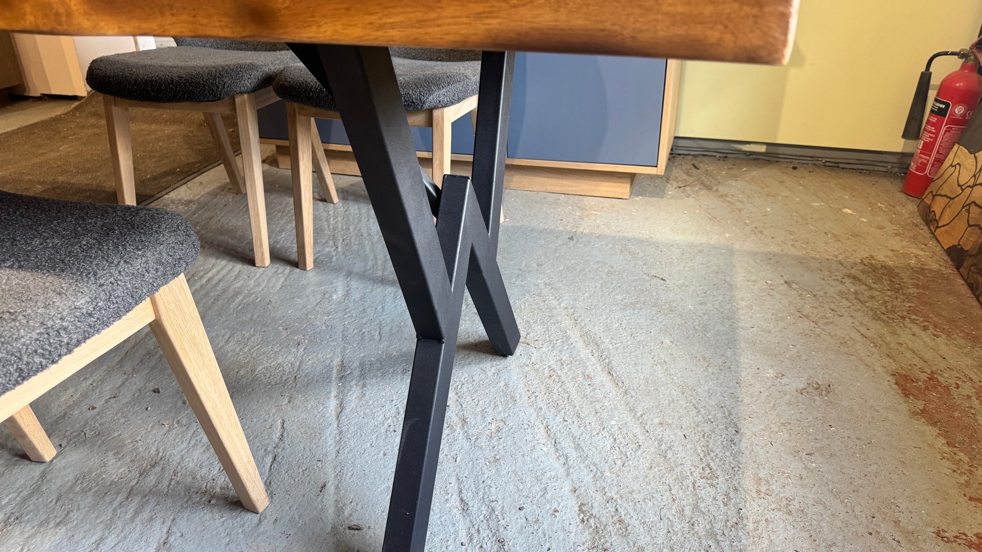 The Walnut Pin Base: 6 Seater