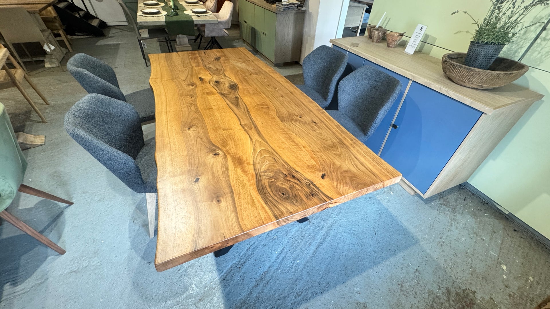 The Walnut Pin Base: 6 Seater