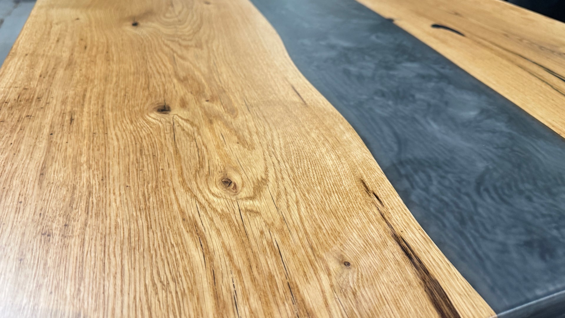 The Oak Resin: 300 x 100 cm