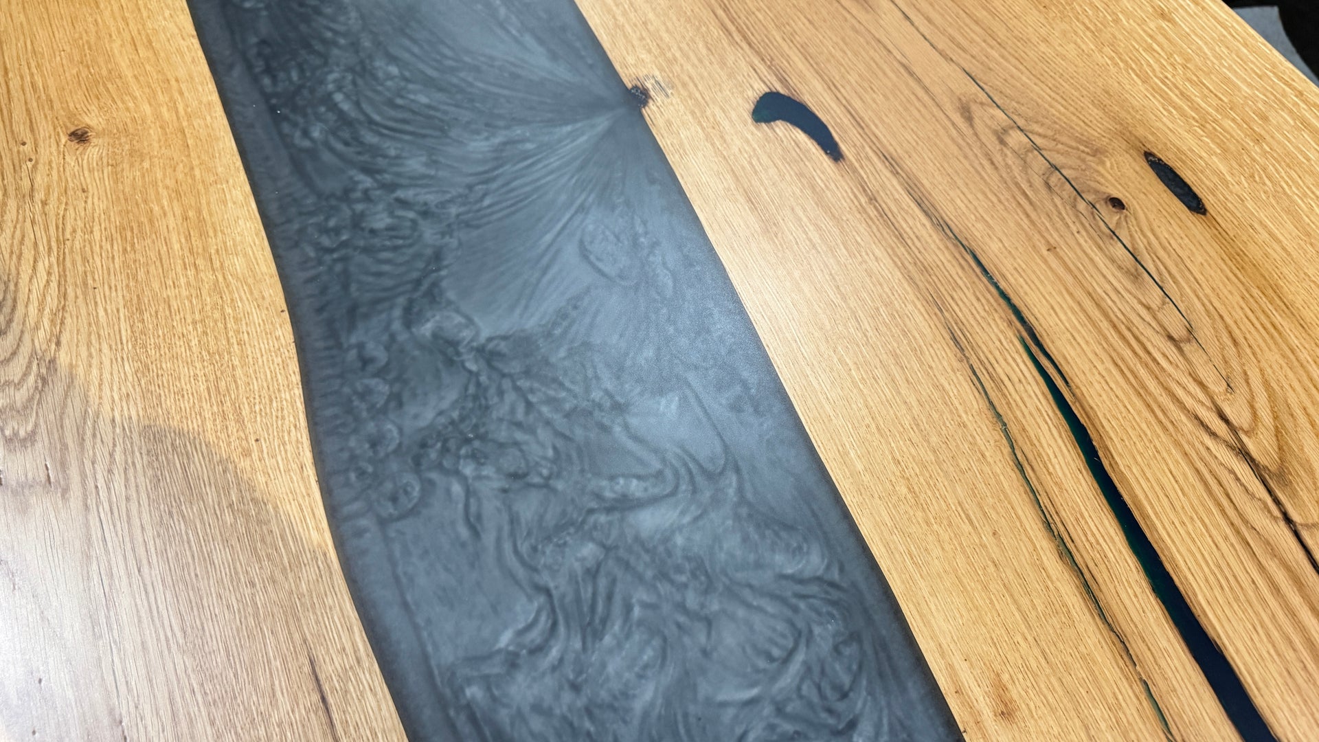 The Oak Resin: 300 x 100 cm