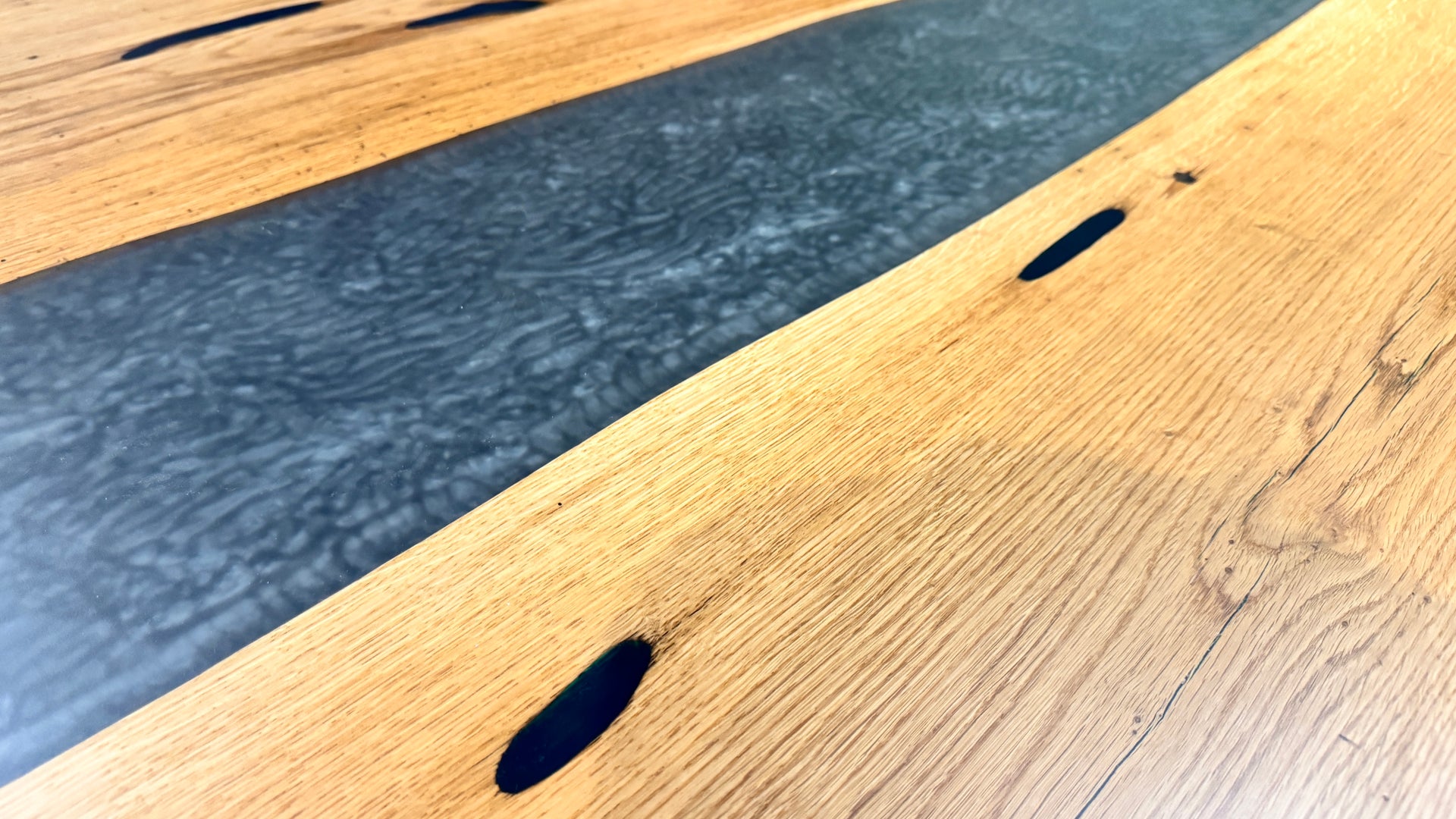 The Oak Resin: 300 x 100 cm