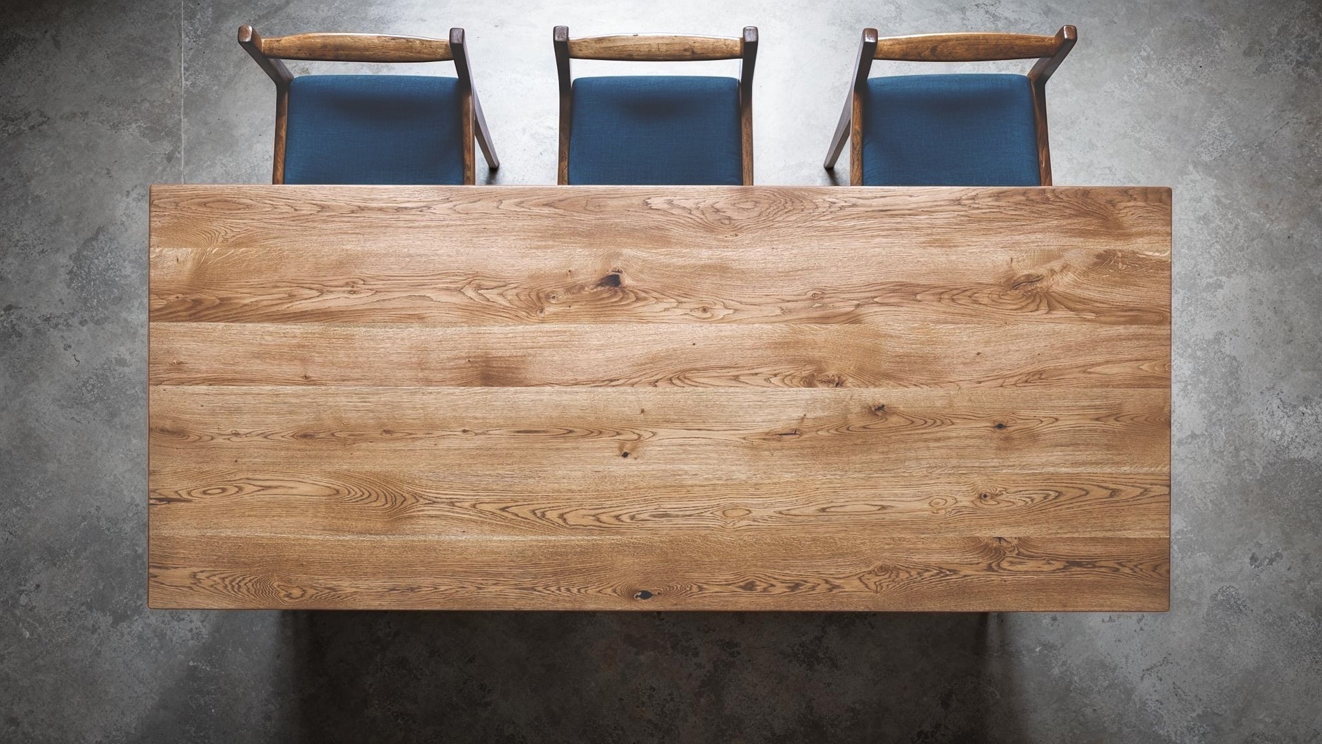 Mocca oak finish in room